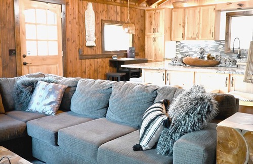 Fall River Casa | Safari-Theme Lodge w/ Hot Tub at Fall River Lake for Family, Hunting or Fishing!