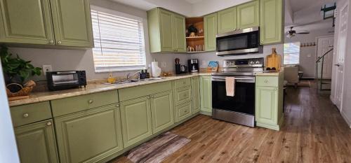 Terrace Park Casa | Safari Vibes 1 mi from Busch Gardens sleeps 6