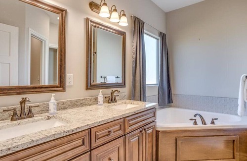 Greenwich Casa | Safe 5 Bed Beautiful Home in quiet neighborhood
