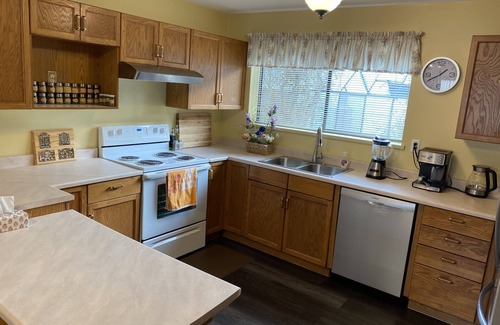 Aldergrove Casa | Safe clean quiet room, keyless private entry, close to Abbotsford airport & town