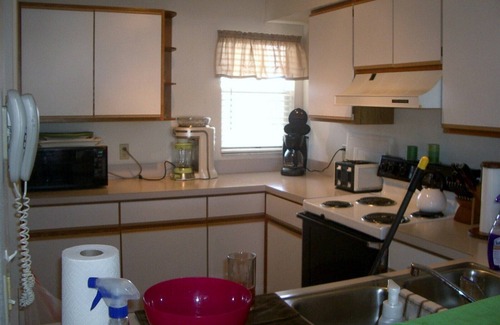 New Port Richey Condominio | Seguro, área familiar cerca de servicios restaurantes, tienda de comestibles, etc.