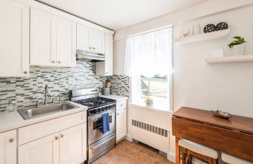 Southeast Yonkers Apartamento | Safe Neigborhood-walk to Train-McLean Ave, 30mins to NYC~Easy Parking~Free Wifi