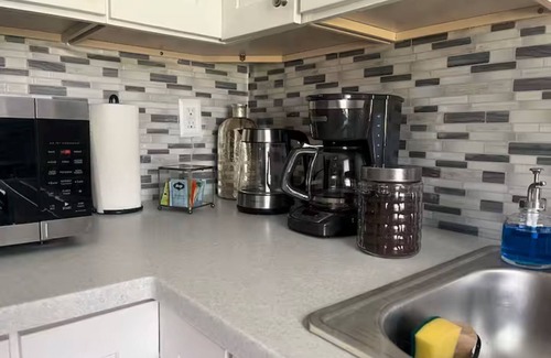 Southeast Yonkers Apartamento | Safe Neighborhood w/Parking Walk to pubs, shops, cafes & train; 25mins to NYC