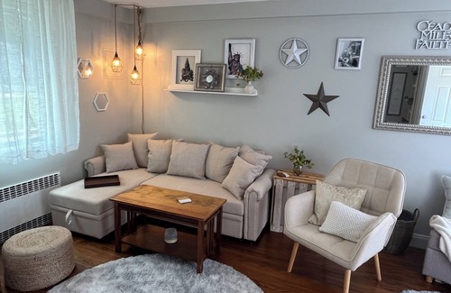 Southeast Yonkers Apartamento | Safe Neighborhood w/Parking Walk to pubs, shops, cafes & train; 25mins to NYC