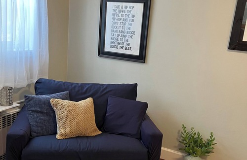 Southeast Yonkers Apartamento | Safe Neighborhood w/Parking Walk to pubs, shops, cafes & train; 25mins to NYC