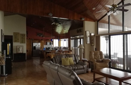 Llano Brenes Casa | Casa de montaña segura y segura con piscina + vistas