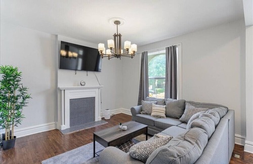 Shaw Casa | Safe+Stunning Townhome in Tower Grove! Close to everything!