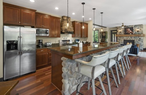 Bolton Landing Casa | Sagamore Golf House|Wine Cellar|Movie Theater|15 beds|Hot Tub|Pet Friendly|