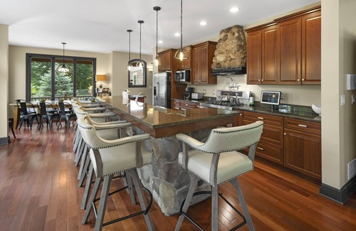 Bolton Landing Casa | Sagamore Golf House|Wine Cellar|Movie Theater|15 beds|Hot Tub|Pet Friendly|