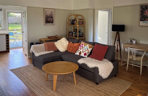 Bundanoon Cabaña | Sage Cottage - lovely mid-century stay with views to National Park (New owners)