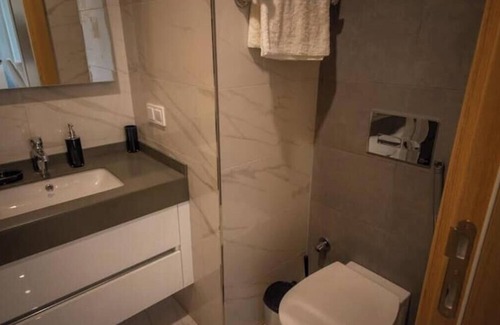 Basaksehir Apartamento | Sage - Gorgeous Modern 1BR Condo w/ Parking & Gym