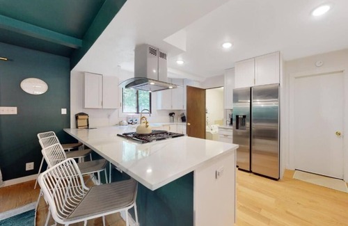 East Stroudsburg Casa | Sage Grove Sanctuary | Hot Tub | Modern | BBQ