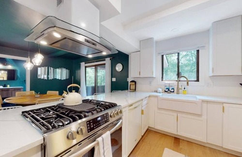 East Stroudsburg Casa | Sage Grove Sanctuary | Hot Tub | Modern | BBQ