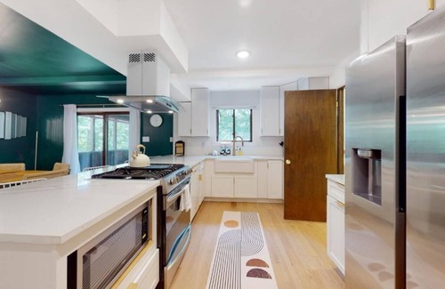 East Stroudsburg Casa | Sage Grove Sanctuary | Hot Tub | Modern | BBQ