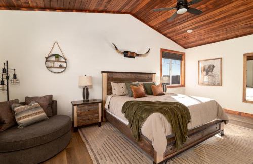 Orderville Casa | Sage Meadow Retreat-Brand New: Hot Tub, Pool Table, Shuffleboard