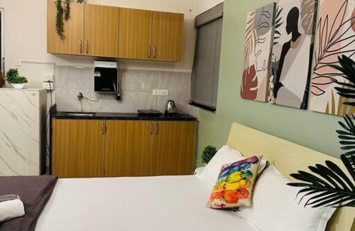 Koregaon Park Apartamento | Sage : Private Studio Room in Koregaon Park