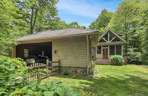 Highlands Cabina | Sagee Woods | Exquisite, Beautifully Furnished Contemporary Home