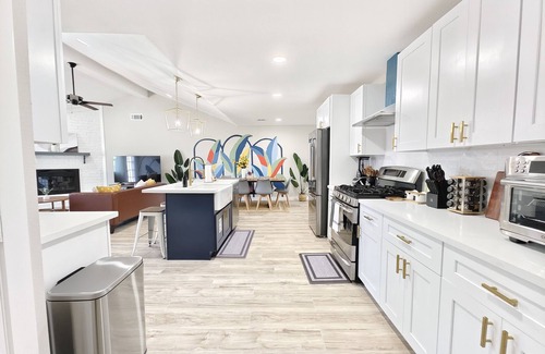 Southbelt/Ellington Casa | Sageview Cottage – Vibrant 4 BDR w/ Pool! Pet Friendly, 20 Min to Downtown
