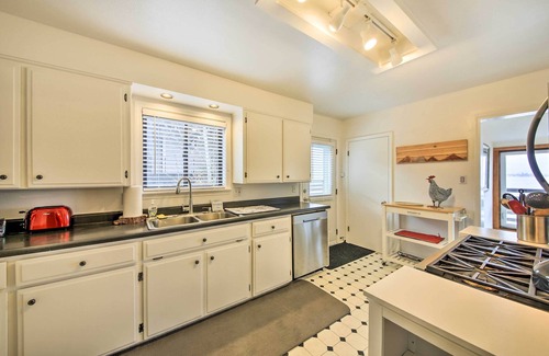 Sandpoint Casa | Sagle Lakefront Escape: Private Beach Access!