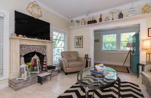 Bradenton Beach Casa | Sail Away Cottage