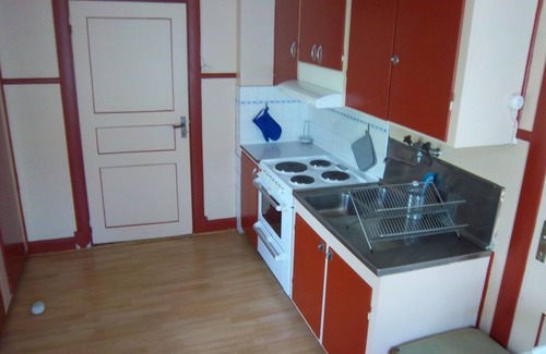 Klavrestrom Casa | Sailor House casa de vacaciones roja cerca del lago y campo de golf con barco en la ubicación del pueblo