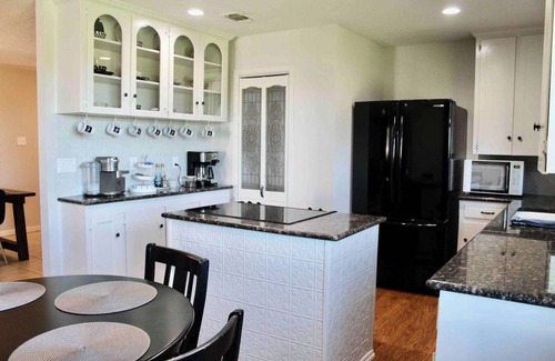 Myra Casa | Saint Jo | Pool| Hot Tub | Fire Pit | 3BR 2BA