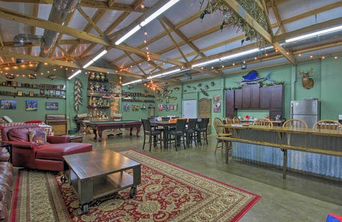 Saint Matthews Apartamento | Saint Matthews ‘Outlaw Gameroom’ w/ Fire Pit!