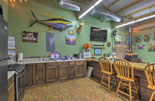 Saint Matthews Apartamento | Saint Matthews ‘Outlaw Gameroom’ w/ Fire Pit!