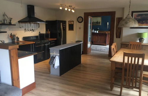 Saint-Saturnin Casa | Saint-Saturnin 3-Bed Home, Sleeps 10, Pool, Garden
