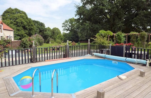 Saint-Saturnin Casa | Saint-Saturnin 3-Bed Home, Sleeps 10, Pool, Garden