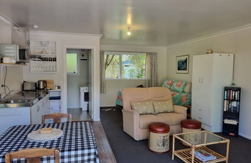 Coromandel Apartamento | Sal's Rimu Rest-Smart TV/Internet, Peaceful Garden Setting, BBQ, 1.5km to town.