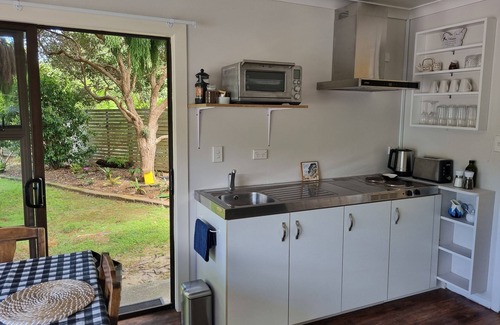 Coromandel Apartamento | Sal's Rimu Rest-Smart TV/Internet, Peaceful Garden Setting, BBQ, 1.5km to town.