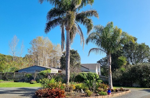 Coromandel Apartamento | Sal's Rimu Rest-Smart TV/Internet, Peaceful Garden Setting, BBQ, 1.5km to town.