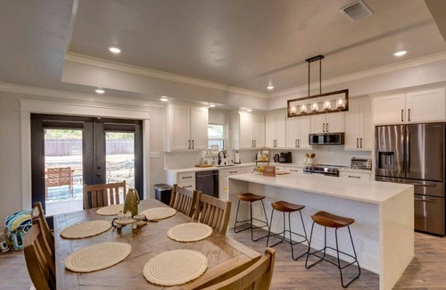 Bell County Casa | Salado Villa Private Pool, Hot Tub Sleeps 9