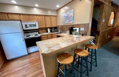 Hunter Chalet De Esquí | SALE! 3BR/3BA Maison Des Saisons—Hunter Mtn Views, Luxury & Summer Fun!