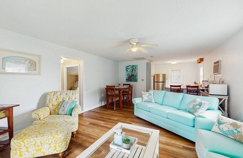 Morehead City Cabaña | Soundfront Cottage with fish cleaning station & gas grill - boat slip included