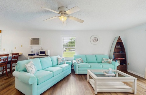 Morehead City Cabaña | Soundfront Cottage with fish cleaning station & gas grill - boat slip included