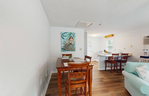 Morehead City Cabaña | Soundfront Cottage with fish cleaning station & gas grill - boat slip included
