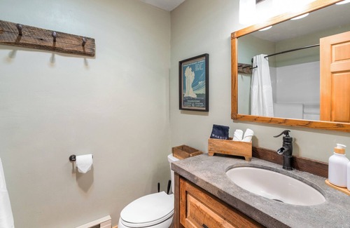 Bozeman Cabina | Salesville Bunkhouse-Two bedroom bunkhouse located in Gallatin Gateway!