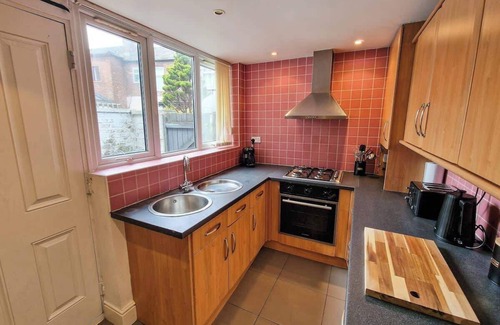 Salford Casa | Salford Home Sleeps 10 By City SuperHost