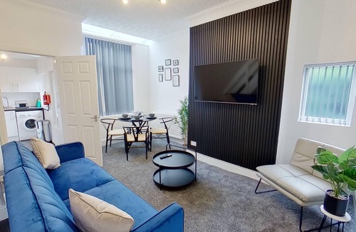 Salford Casa | Salford-house-sleeps6-parking-garden-wifi