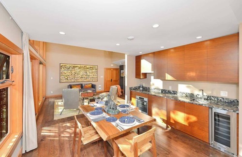 North Cowichan Condominio | Salishan Tree House Suite