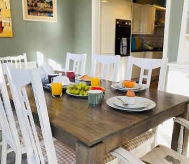 Isle of Portland Casa | Sally Hall Large central Portland home