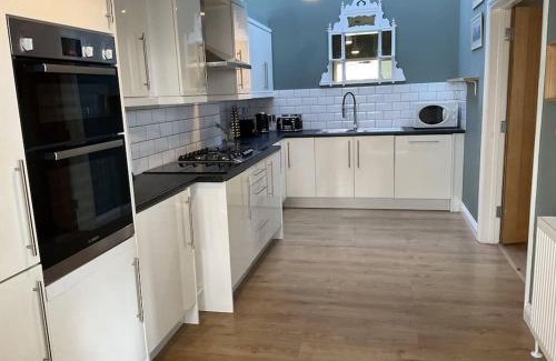 Isle of Portland Casa | Sally Hall Large central Portland home