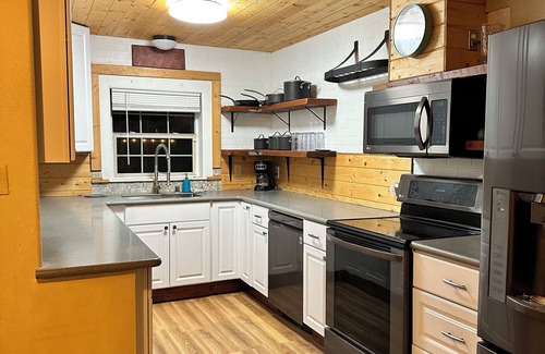 Okanogan Casa | Salmon Fishing Lrg1-bedroom sleeps 5 WiFi in Malott attached to wagon wheel.