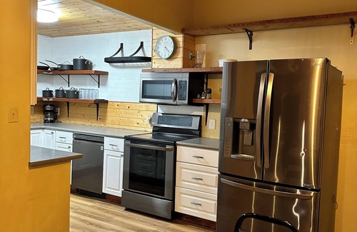 Okanogan Casa | Salmon Fishing Lrg1-bedroom sleeps 5 WiFi in Malott attached to wagon wheel.