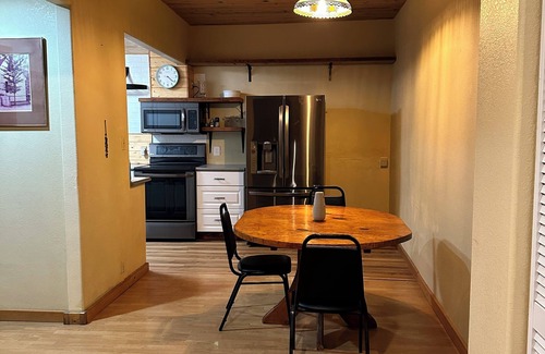 Okanogan Casa | Salmon Fishing Lrg1-bedroom sleeps 5 WiFi in Malott attached to wagon wheel.