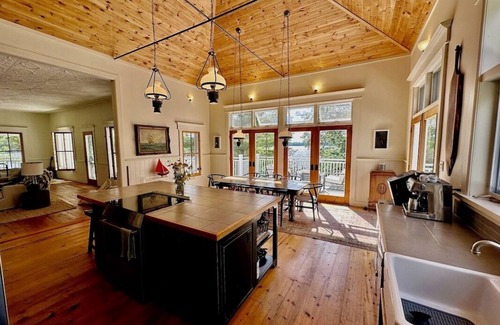 Crowes Landing Cabaña | Salmon Island on Stoney Lake