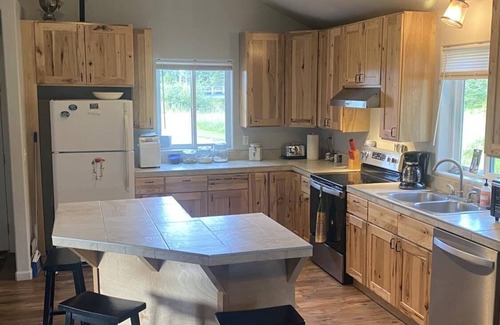 Gustavus Cabina | SALMON RIVERBEND LODGE FISHERMEN CABIN WTH RIVER ACCESS FISH RIGHT OUT YOUR DOOR