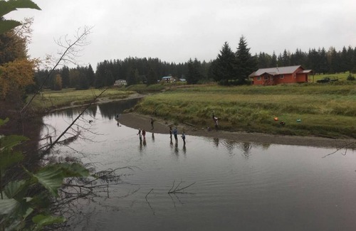 Gustavus Cabina | SALMON RIVERBEND LODGE FISHERMEN CABIN WTH RIVER ACCESS FISH RIGHT OUT YOUR DOOR